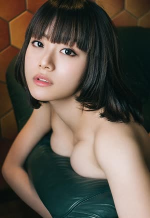 일본 모델 mei 쇼파에 눌린 가슴