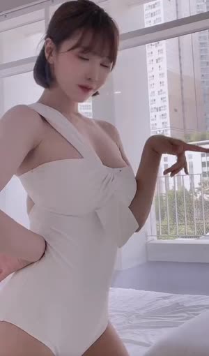 하얀 원피스 수영복 입은 겨우디 틱톡