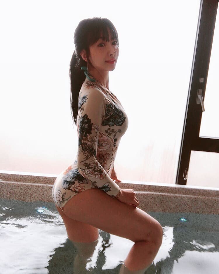 팝페라 가수 아리현 전신 수영복 앞지퍼 가슴골 노출 몸매