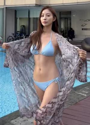 수영장 가운 벗는 파란색 비키니 처자 슈퍼모델 김보라