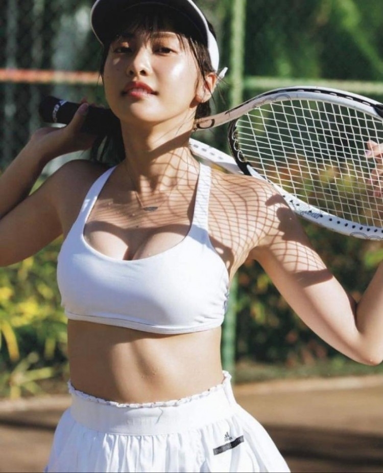 테니스 치는 사노 히나코 숙인 가슴골
