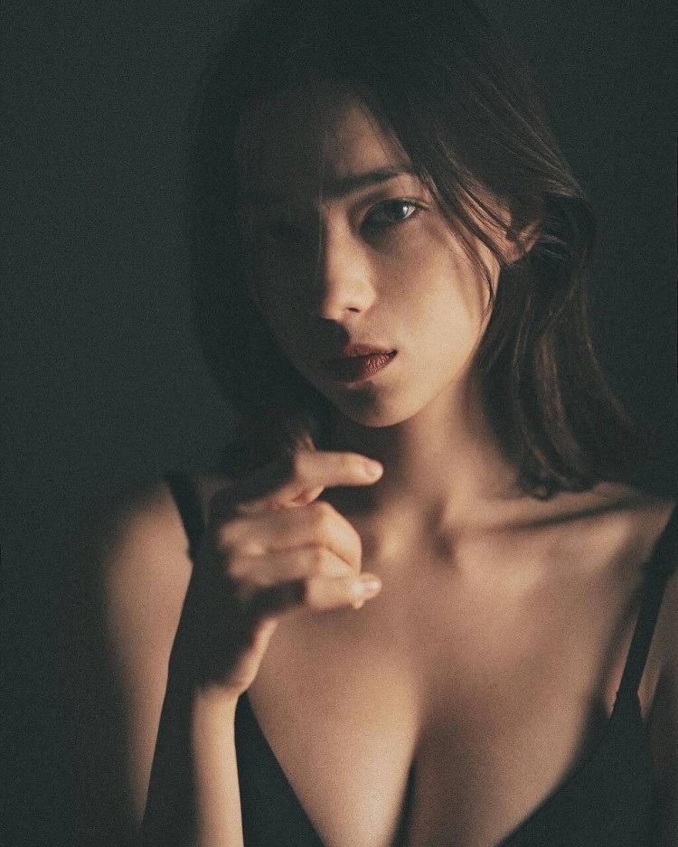 프랑스 한국 혼혈 모델 실로에 안자르디 블랙 브라 가슴골