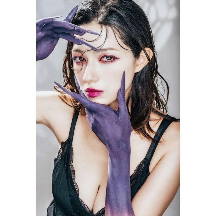 프랑스 한국 혼혈 모델 실로에 안자르디 블랙 브라 가슴골